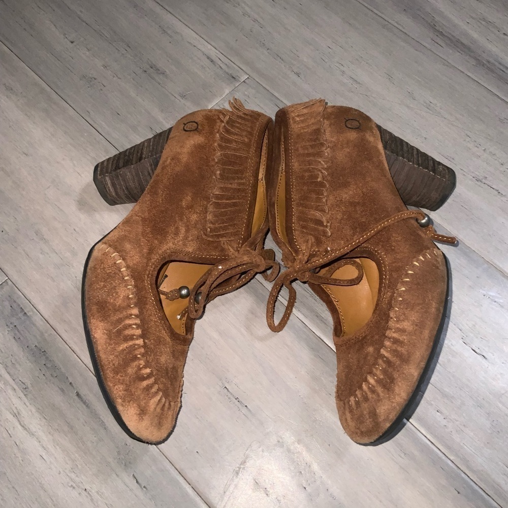 Born Brown Suede Fringe Moccasin Stacked 3” Heel Booties Size 7 Ex Condi… - Picture 13 of 16